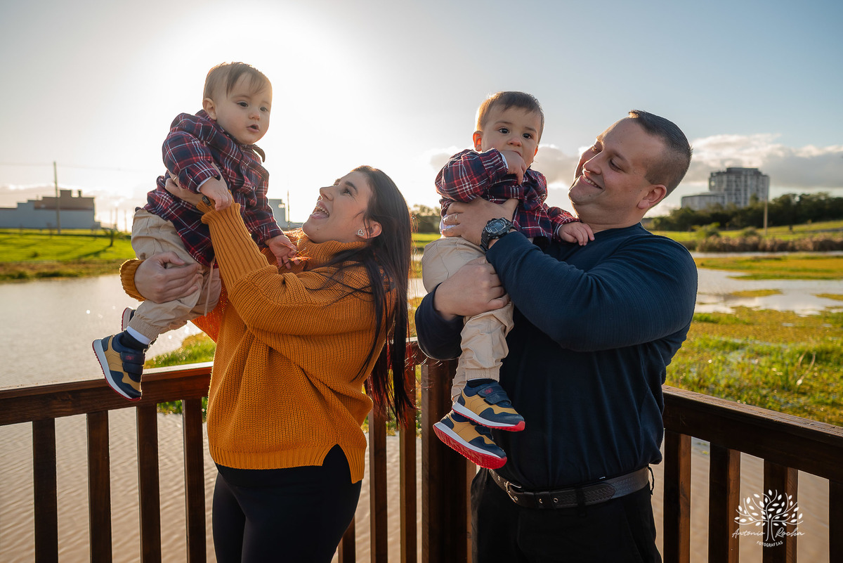 ensaio fotográfico-gêmeos-Joaquim e Vicente-Tio Antonio-fotografia infantil-pré-festa de primeiro aninho-tarde de sol-memórias divertidas-fotos de família-pôr do sol-fotos autênticas- brincadeiras–fotografia profissional-Pelotas-Antonio Rocha Fotografias