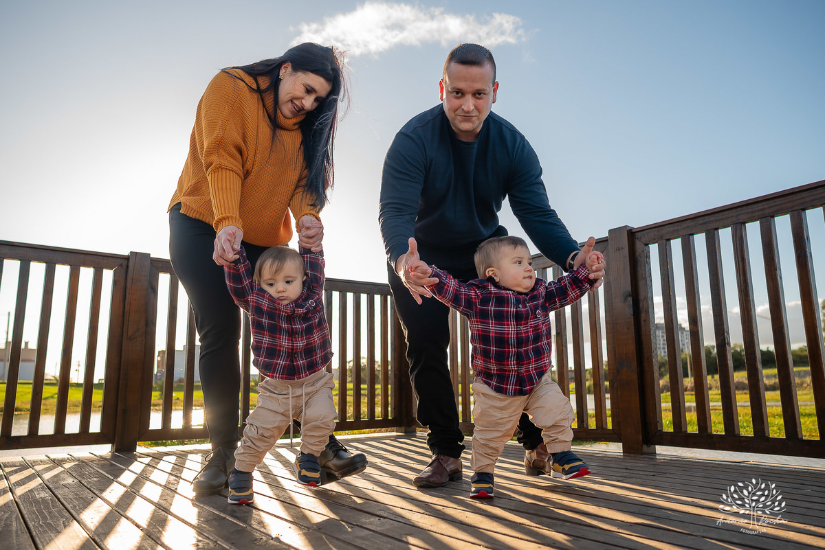 ensaio fotográfico-gêmeos-Joaquim e Vicente-Tio Antonio-fotografia infantil-pré-festa de primeiro aninho-tarde de sol-memórias divertidas-fotos de família-pôr do sol-fotos autênticas- brincadeiras–fotografia profissional-Pelotas-Antonio Rocha Fotografias