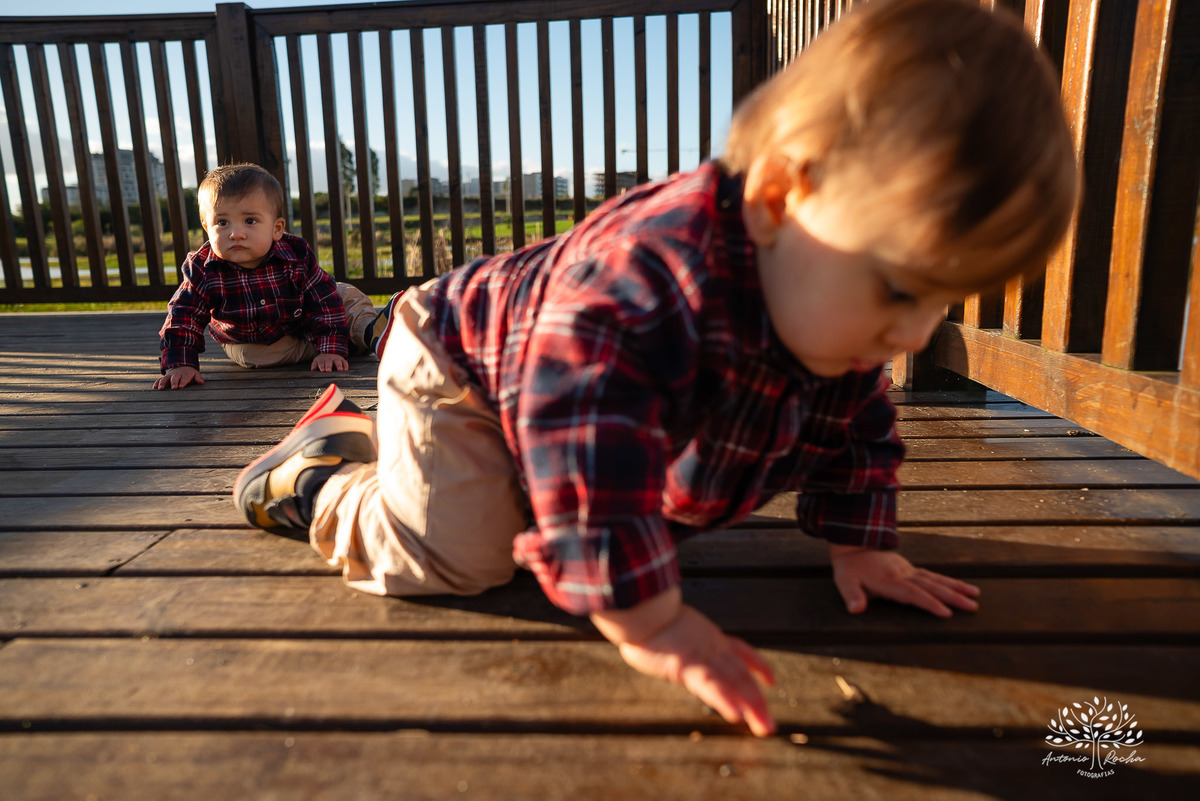ensaio fotográfico-gêmeos-Joaquim e Vicente-Tio Antonio-fotografia infantil-pré-festa de primeiro aninho-tarde de sol-memórias divertidas-fotos de família-pôr do sol-fotos autênticas- brincadeiras–fotografia profissional-Pelotas-Antonio Rocha Fotografias