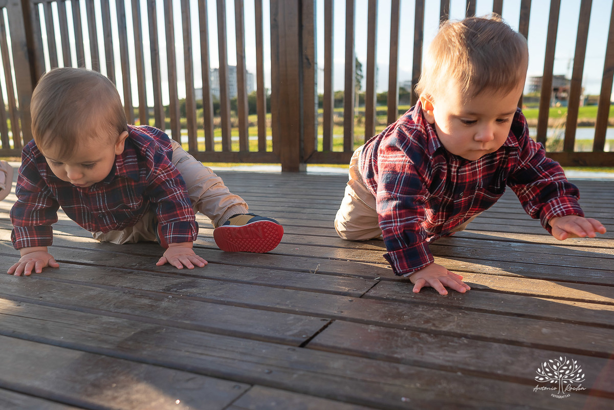 ensaio fotográfico-gêmeos-Joaquim e Vicente-Tio Antonio-fotografia infantil-pré-festa de primeiro aninho-tarde de sol-memórias divertidas-fotos de família-pôr do sol-fotos autênticas- brincadeiras–fotografia profissional-Pelotas-Antonio Rocha Fotografias