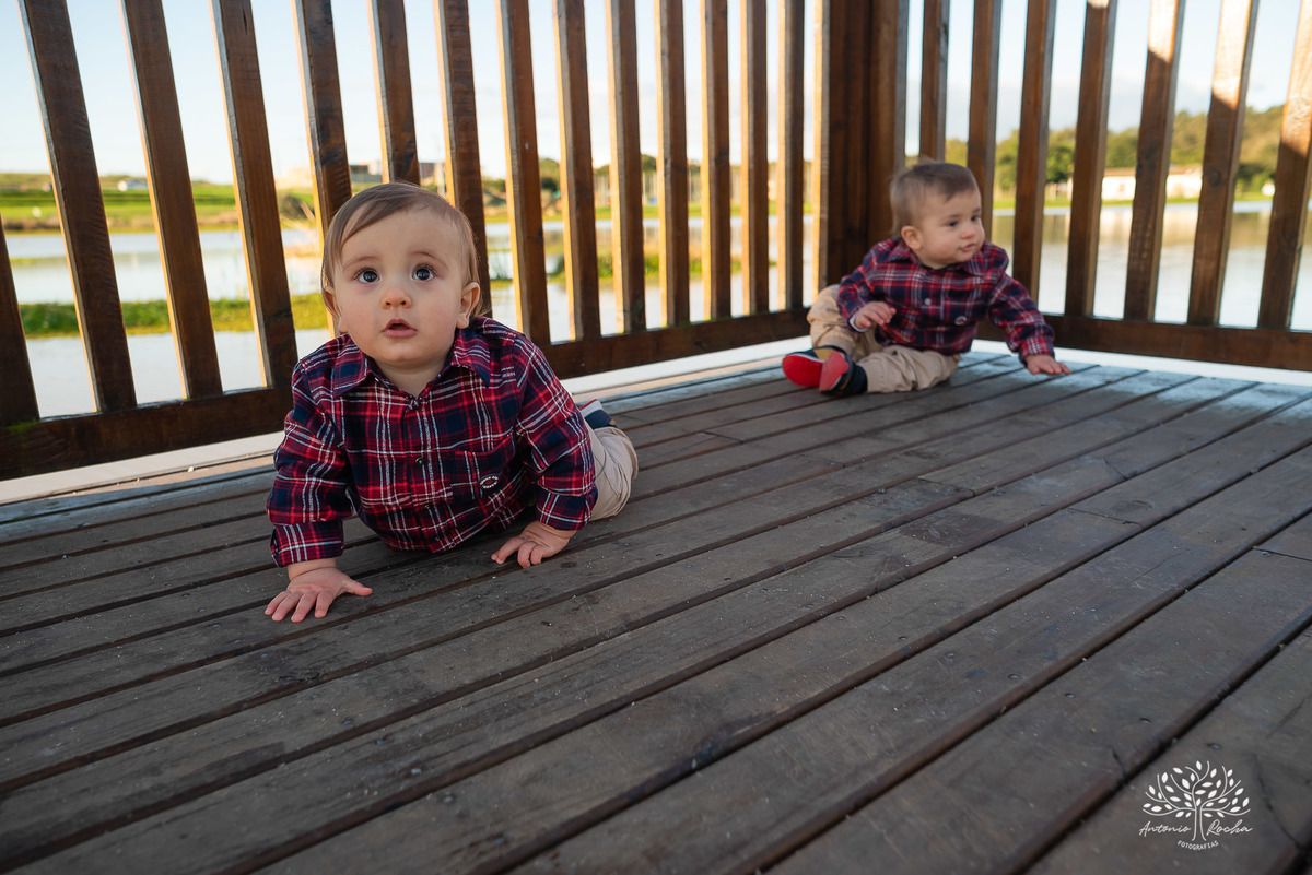 ensaio fotográfico-gêmeos-Joaquim e Vicente-Tio Antonio-fotografia infantil-pré-festa de primeiro aninho-tarde de sol-memórias divertidas-fotos de família-pôr do sol-fotos autênticas- brincadeiras–fotografia profissional-Pelotas-Antonio Rocha Fotografias