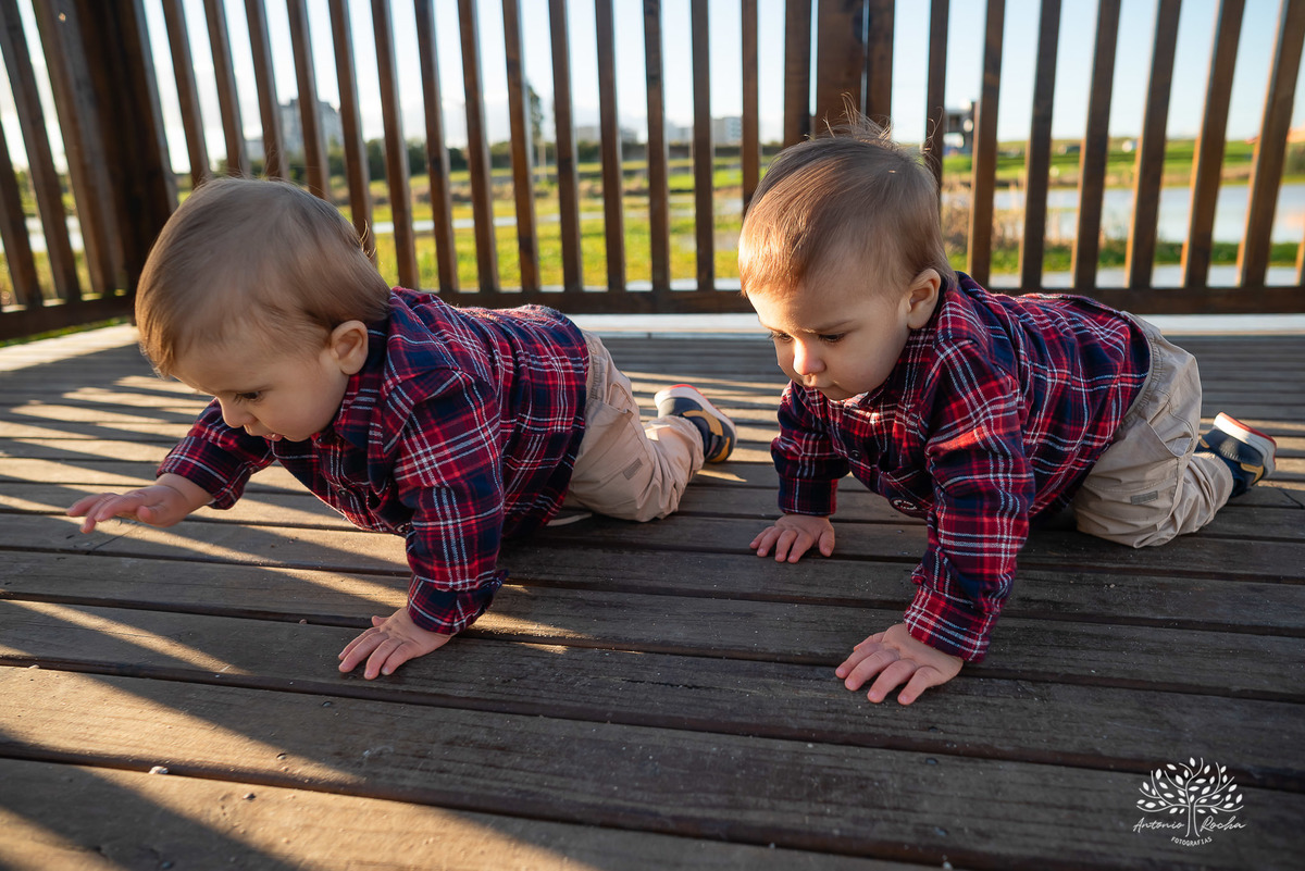 ensaio fotográfico-gêmeos-Joaquim e Vicente-Tio Antonio-fotografia infantil-pré-festa de primeiro aninho-tarde de sol-memórias divertidas-fotos de família-pôr do sol-fotos autênticas- brincadeiras–fotografia profissional-Pelotas-Antonio Rocha Fotografias