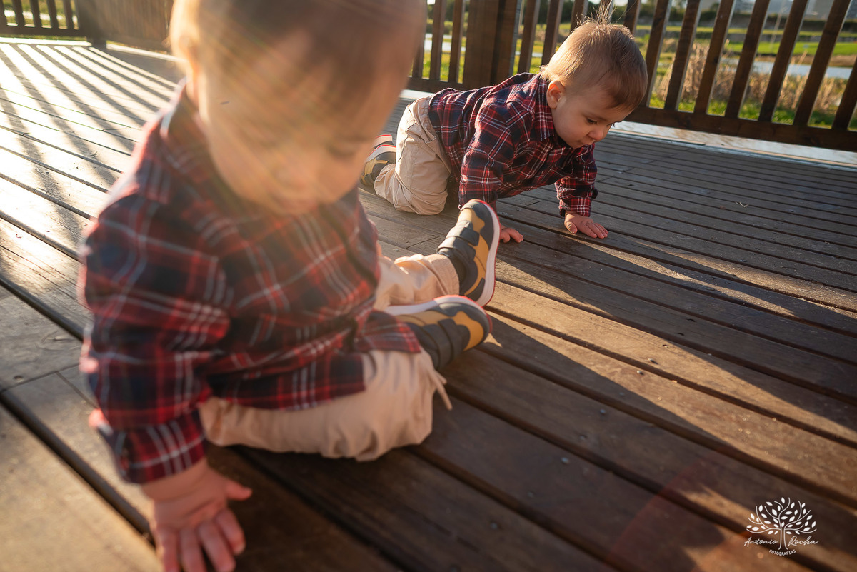 ensaio fotográfico-gêmeos-Joaquim e Vicente-Tio Antonio-fotografia infantil-pré-festa de primeiro aninho-tarde de sol-memórias divertidas-fotos de família-pôr do sol-fotos autênticas- brincadeiras–fotografia profissional-Pelotas-Antonio Rocha Fotografias