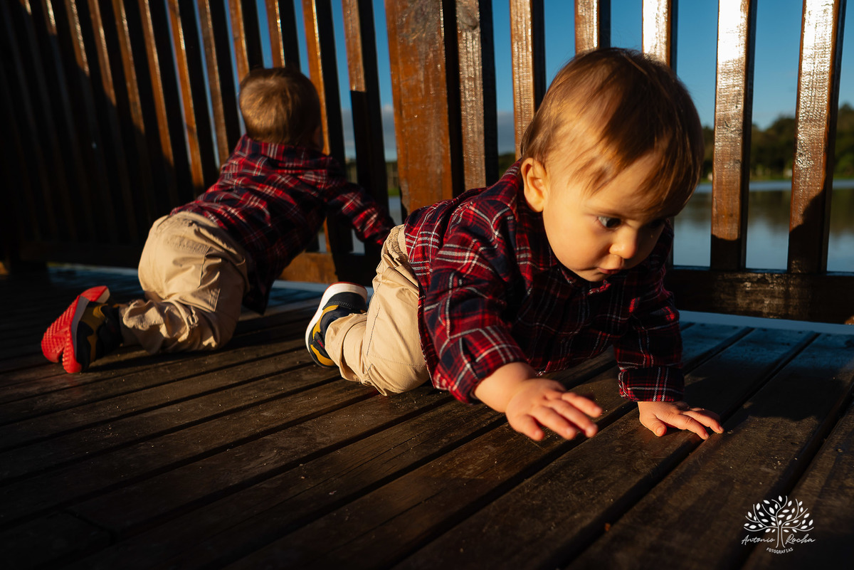 ensaio fotográfico-gêmeos-Joaquim e Vicente-Tio Antonio-fotografia infantil-pré-festa de primeiro aninho-tarde de sol-memórias divertidas-fotos de família-pôr do sol-fotos autênticas- brincadeiras–fotografia profissional-Pelotas-Antonio Rocha Fotografias