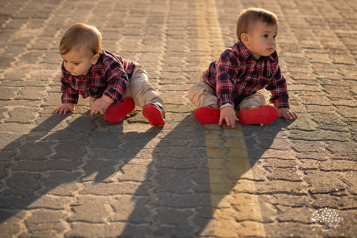 ensaio fotográfico-gêmeos-Joaquim e Vicente-Tio Antonio-fotografia infantil-pré-festa de primeiro aninho-tarde de sol-memórias divertidas-fotos de família-pôr do sol-fotos autênticas- brincadeiras–fotografia profissional-Pelotas-Antonio Rocha Fotografias