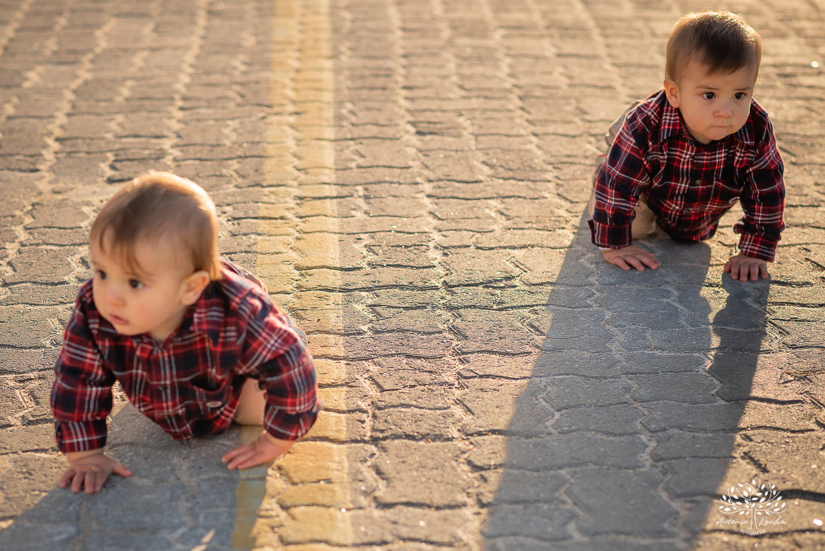ensaio fotográfico-gêmeos-Joaquim e Vicente-Tio Antonio-fotografia infantil-pré-festa de primeiro aninho-tarde de sol-memórias divertidas-fotos de família-pôr do sol-fotos autênticas- brincadeiras–fotografia profissional-Pelotas-Antonio Rocha Fotografias