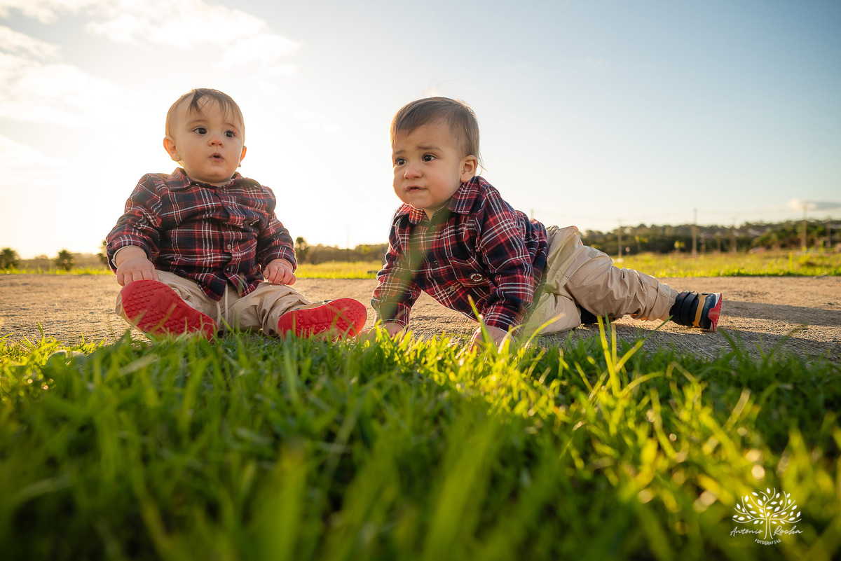 ensaio fotográfico-gêmeos-Joaquim e Vicente-Tio Antonio-fotografia infantil-pré-festa de primeiro aninho-tarde de sol-memórias divertidas-fotos de família-pôr do sol-fotos autênticas- brincadeiras–fotografia profissional-Pelotas-Antonio Rocha Fotografias