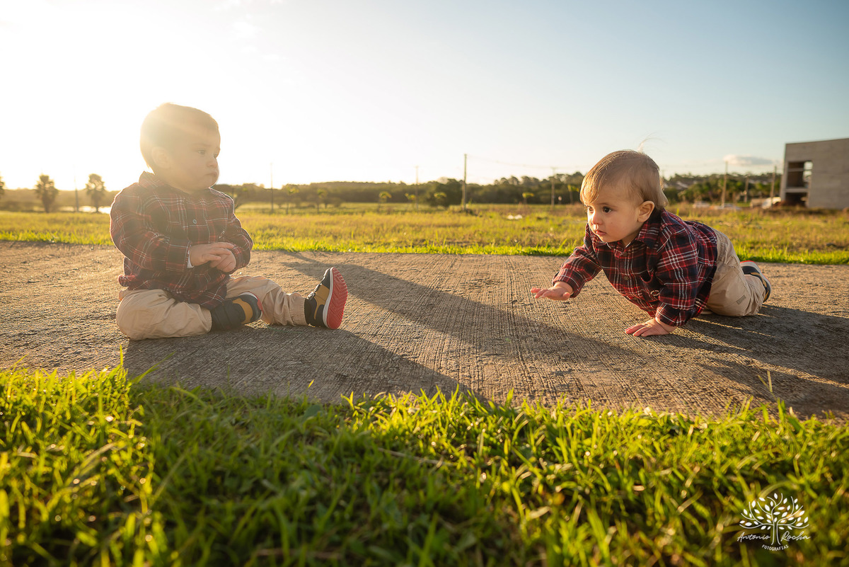 ensaio fotográfico-gêmeos-Joaquim e Vicente-Tio Antonio-fotografia infantil-pré-festa de primeiro aninho-tarde de sol-memórias divertidas-fotos de família-pôr do sol-fotos autênticas- brincadeiras–fotografia profissional-Pelotas-Antonio Rocha Fotografias