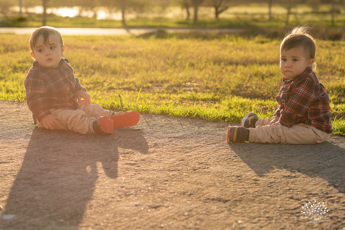 ensaio fotográfico-gêmeos-Joaquim e Vicente-Tio Antonio-fotografia infantil-pré-festa de primeiro aninho-tarde de sol-memórias divertidas-fotos de família-pôr do sol-fotos autênticas- brincadeiras–fotografia profissional-Pelotas-Antonio Rocha Fotografias