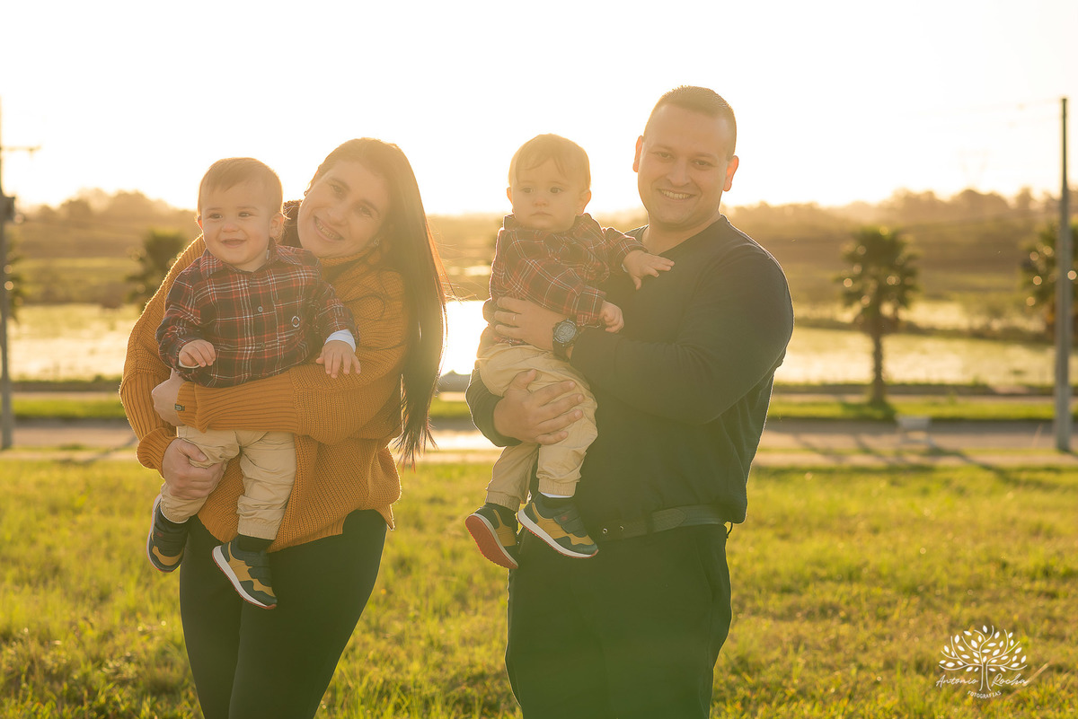 ensaio fotográfico-gêmeos-Joaquim e Vicente-Tio Antonio-fotografia infantil-pré-festa de primeiro aninho-tarde de sol-memórias divertidas-fotos de família-pôr do sol-fotos autênticas- brincadeiras–fotografia profissional-Pelotas-Antonio Rocha Fotografias