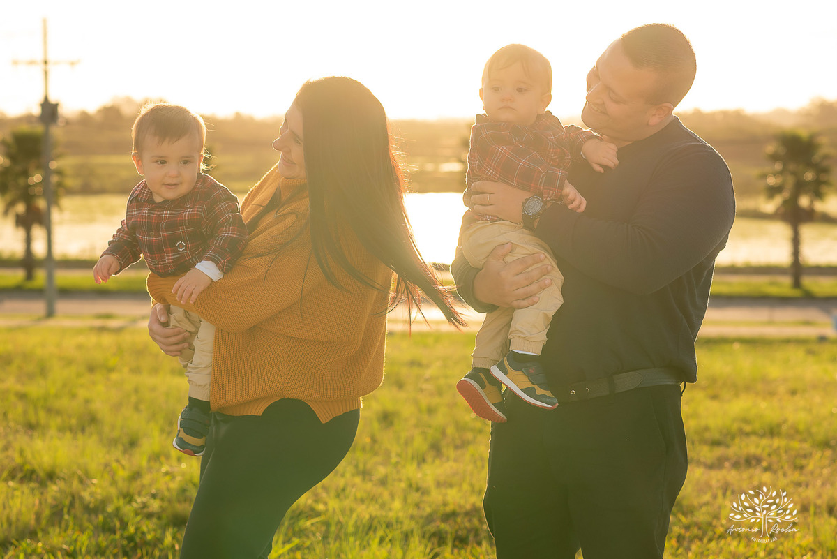 ensaio fotográfico-gêmeos-Joaquim e Vicente-Tio Antonio-fotografia infantil-pré-festa de primeiro aninho-tarde de sol-memórias divertidas-fotos de família-pôr do sol-fotos autênticas- brincadeiras–fotografia profissional-Pelotas-Antonio Rocha Fotografias