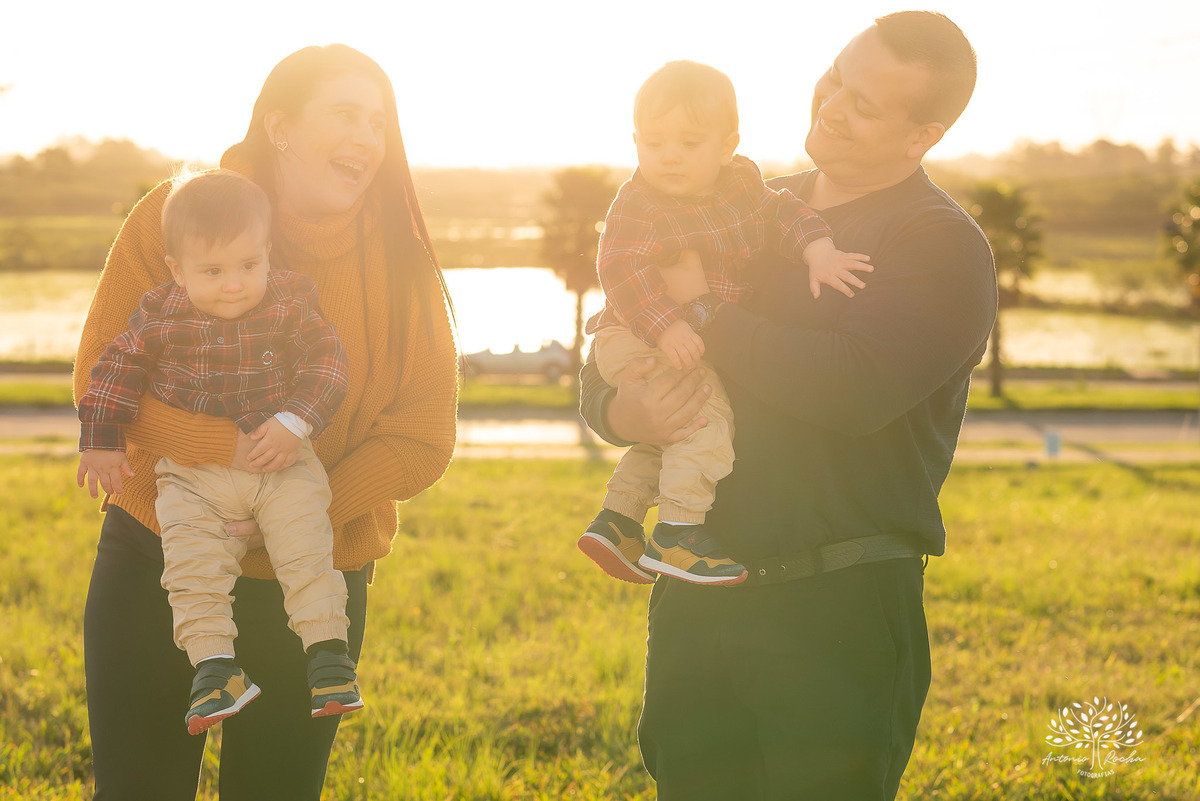 ensaio fotográfico-gêmeos-Joaquim e Vicente-Tio Antonio-fotografia infantil-pré-festa de primeiro aninho-tarde de sol-memórias divertidas-fotos de família-pôr do sol-fotos autênticas- brincadeiras–fotografia profissional-Pelotas-Antonio Rocha Fotografias