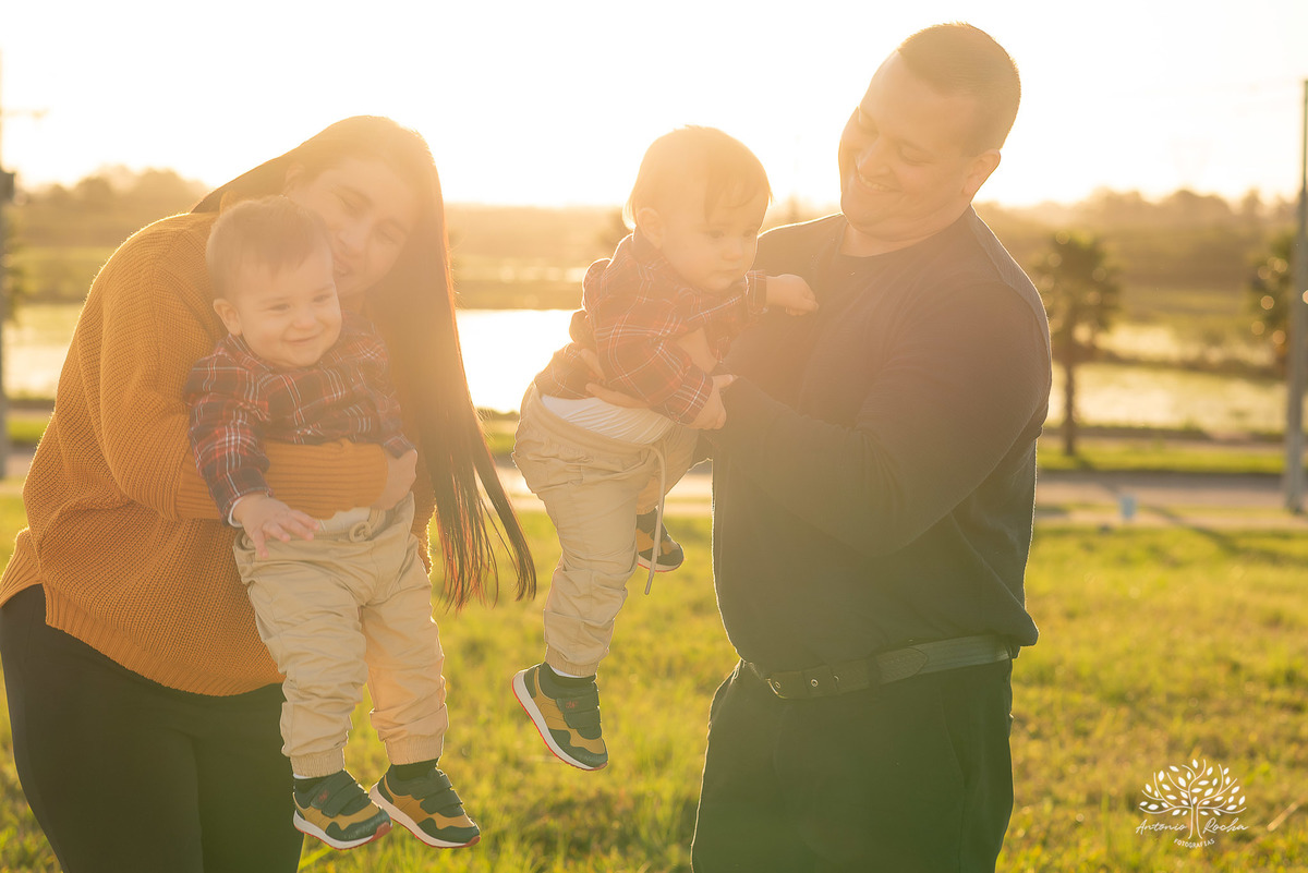 ensaio fotográfico-gêmeos-Joaquim e Vicente-Tio Antonio-fotografia infantil-pré-festa de primeiro aninho-tarde de sol-memórias divertidas-fotos de família-pôr do sol-fotos autênticas- brincadeiras–fotografia profissional-Pelotas-Antonio Rocha Fotografias
