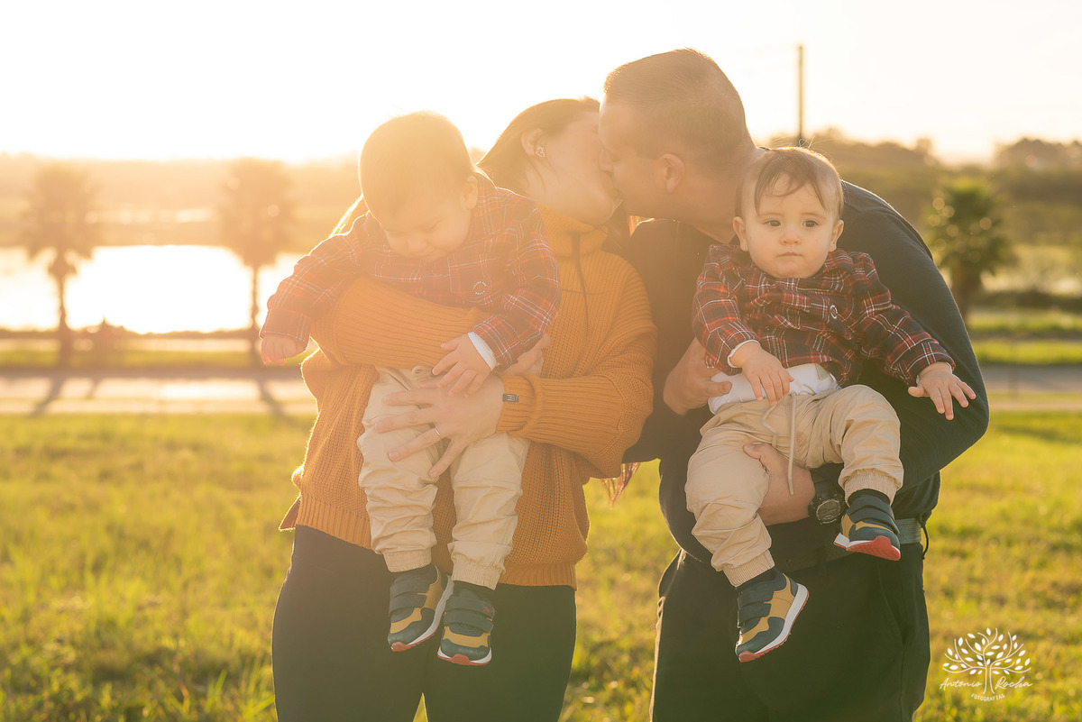 ensaio fotográfico-gêmeos-Joaquim e Vicente-Tio Antonio-fotografia infantil-pré-festa de primeiro aninho-tarde de sol-memórias divertidas-fotos de família-pôr do sol-fotos autênticas- brincadeiras–fotografia profissional-Pelotas-Antonio Rocha Fotografias