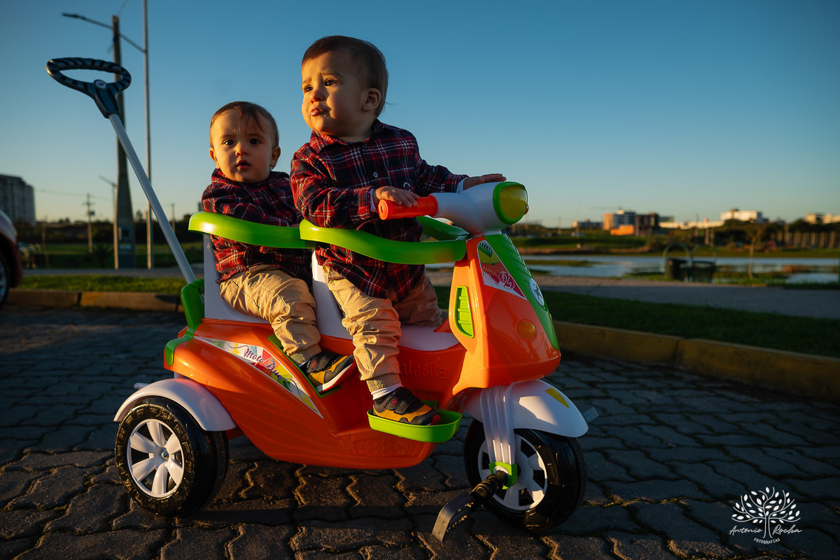 ensaio fotográfico-gêmeos-Joaquim e Vicente-Tio Antonio-fotografia infantil-pré-festa de primeiro aninho-tarde de sol-memórias divertidas-fotos de família-pôr do sol-fotos autênticas- brincadeiras–fotografia profissional-Pelotas-Antonio Rocha Fotografias