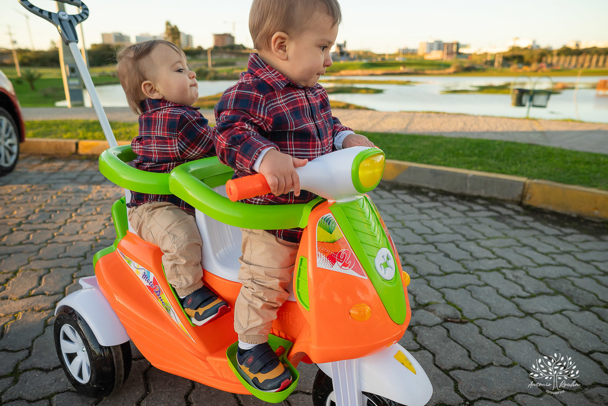 ensaio fotográfico-gêmeos-Joaquim e Vicente-Tio Antonio-fotografia infantil-pré-festa de primeiro aninho-tarde de sol-memórias divertidas-fotos de família-pôr do sol-fotos autênticas- brincadeiras–fotografia profissional-Pelotas-Antonio Rocha Fotografias