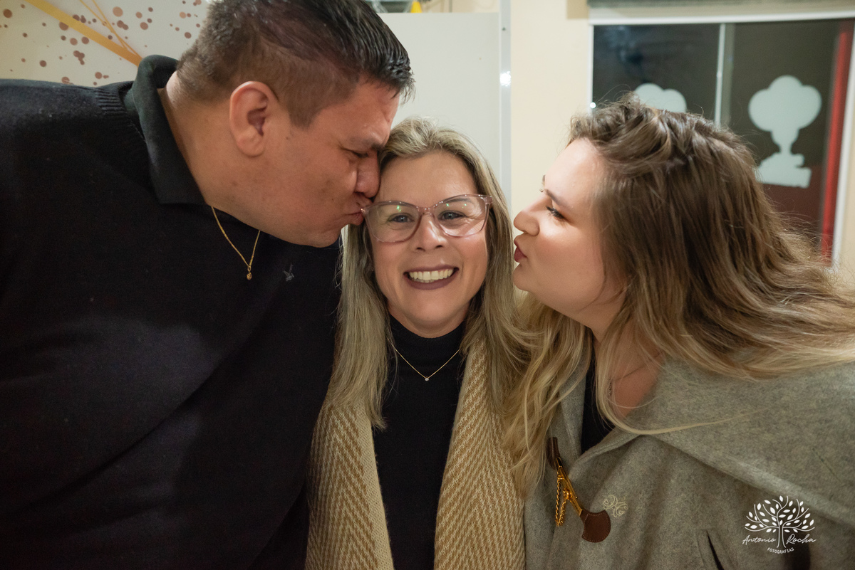 Lilica-48 anos-Celebrar a vida-Aniversário-festa de aniversário-Salão de Festas Manke-Capão do Leão-Pelotas-Antonio Rocha Fotrografias-Vela de aniversário-cachorro quente-bolo de aniversário-salgadinhos-doces de pelotas-vovó-caldo-sinuca-Paulinho músico