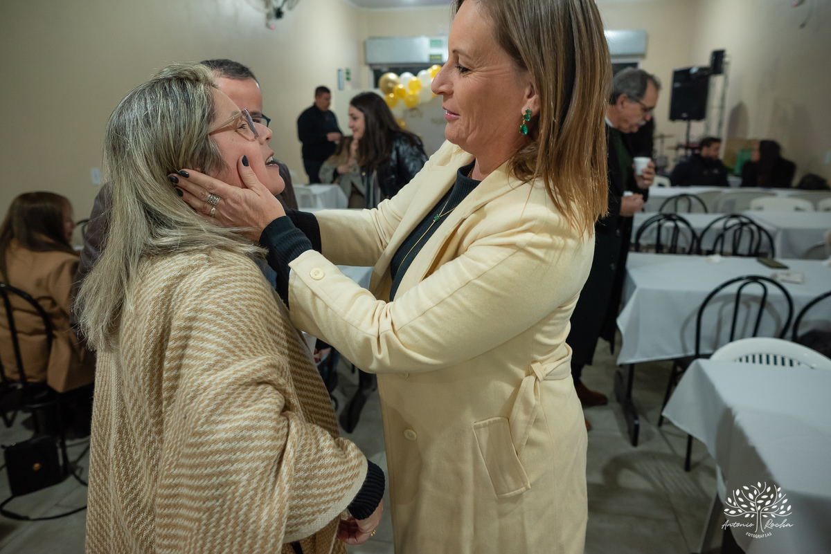 Lilica-48 anos-Celebrar a vida-Aniversário-festa de aniversário-Salão de Festas Manke-Capão do Leão-Pelotas-Antonio Rocha Fotrografias-Vela de aniversário-cachorro quente-bolo de aniversário-salgadinhos-doces de pelotas-vovó-caldo-sinuca-Paulinho músico