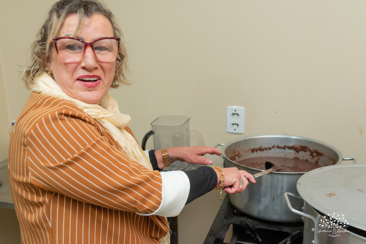 Lilica-48 anos-Celebrar a vida-Aniversário-festa de aniversário-Salão de Festas Manke-Capão do Leão-Pelotas-Antonio Rocha Fotrografias-Vela de aniversário-cachorro quente-bolo de aniversário-salgadinhos-doces de pelotas-vovó-caldo-sinuca-Paulinho músico