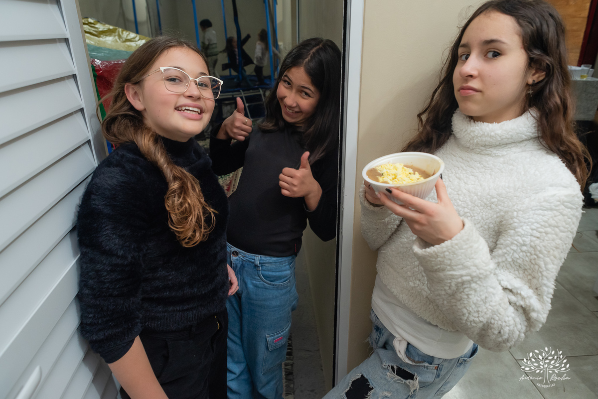 Lilica-48 anos-Celebrar a vida-Aniversário-festa de aniversário-Salão de Festas Manke-Capão do Leão-Pelotas-Antonio Rocha Fotrografias-Vela de aniversário-cachorro quente-bolo de aniversário-salgadinhos-doces de pelotas-vovó-caldo-sinuca-Paulinho músico