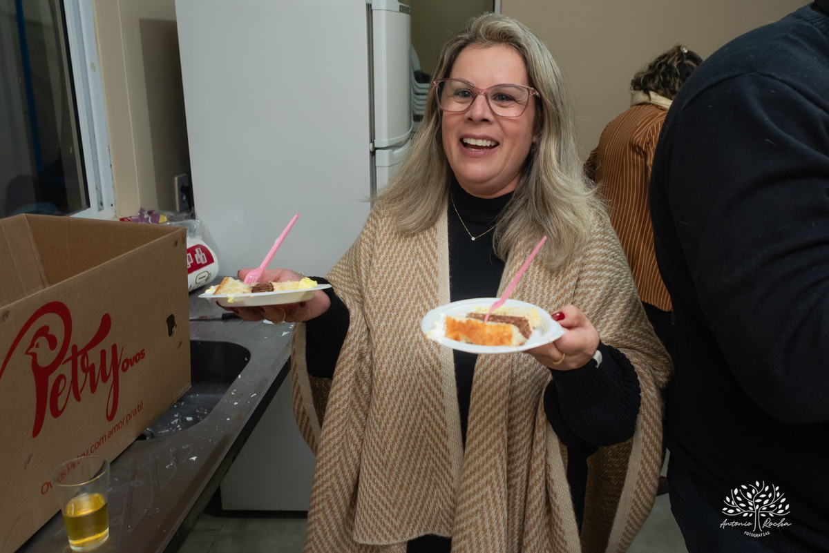 Lilica-48 anos-Celebrar a vida-Aniversário-festa de aniversário-Salão de Festas Manke-Capão do Leão-Pelotas-Antonio Rocha Fotrografias-Vela de aniversário-cachorro quente-bolo de aniversário-salgadinhos-doces de pelotas-vovó-caldo-sinuca-Paulinho músico
