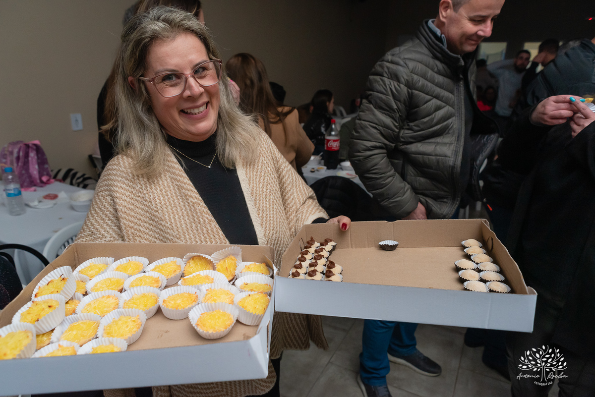 Lilica-48 anos-Celebrar a vida-Aniversário-festa de aniversário-Salão de Festas Manke-Capão do Leão-Pelotas-Antonio Rocha Fotrografias-Vela de aniversário-cachorro quente-bolo de aniversário-salgadinhos-doces de pelotas-vovó-caldo-sinuca-Paulinho músico