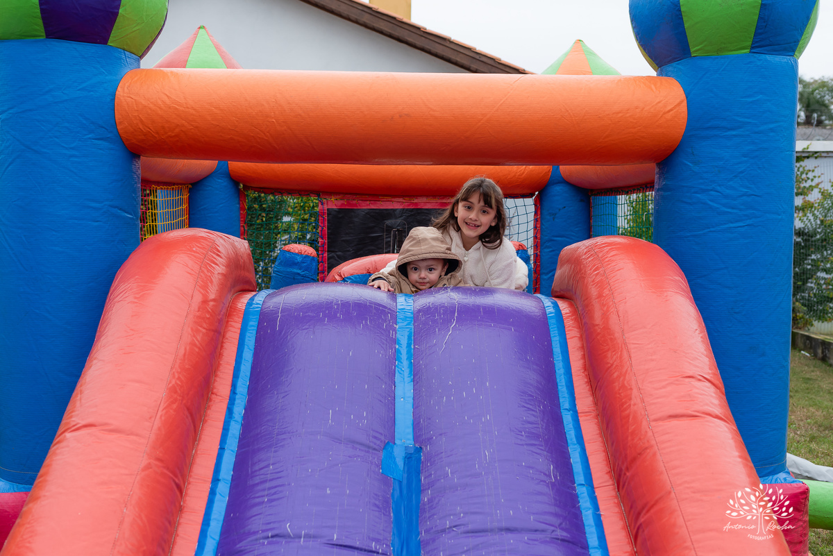 Festa Infantil-2 anos-Gustavo-Antonio Rocha Fotografias-primeiro aninho-brinquedos infláveis-festa íntima-caixa de areia-brinquedos-aniversariante-amigos da vizinhança-pracinha do condomínio-Pelotas-Mickey-escorrega-parabéns-bolo de aniversário-Pelotas