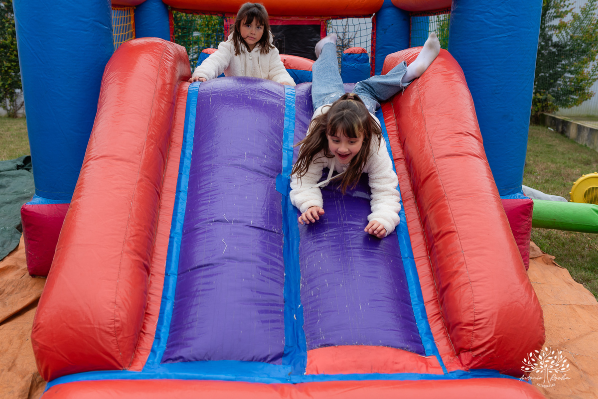 Festa Infantil-2 anos-Gustavo-Antonio Rocha Fotografias-primeiro aninho-brinquedos infláveis-festa íntima-caixa de areia-brinquedos-aniversariante-amigos da vizinhança-pracinha do condomínio-Pelotas-Mickey-escorrega-parabéns-bolo de aniversário-Pelotas