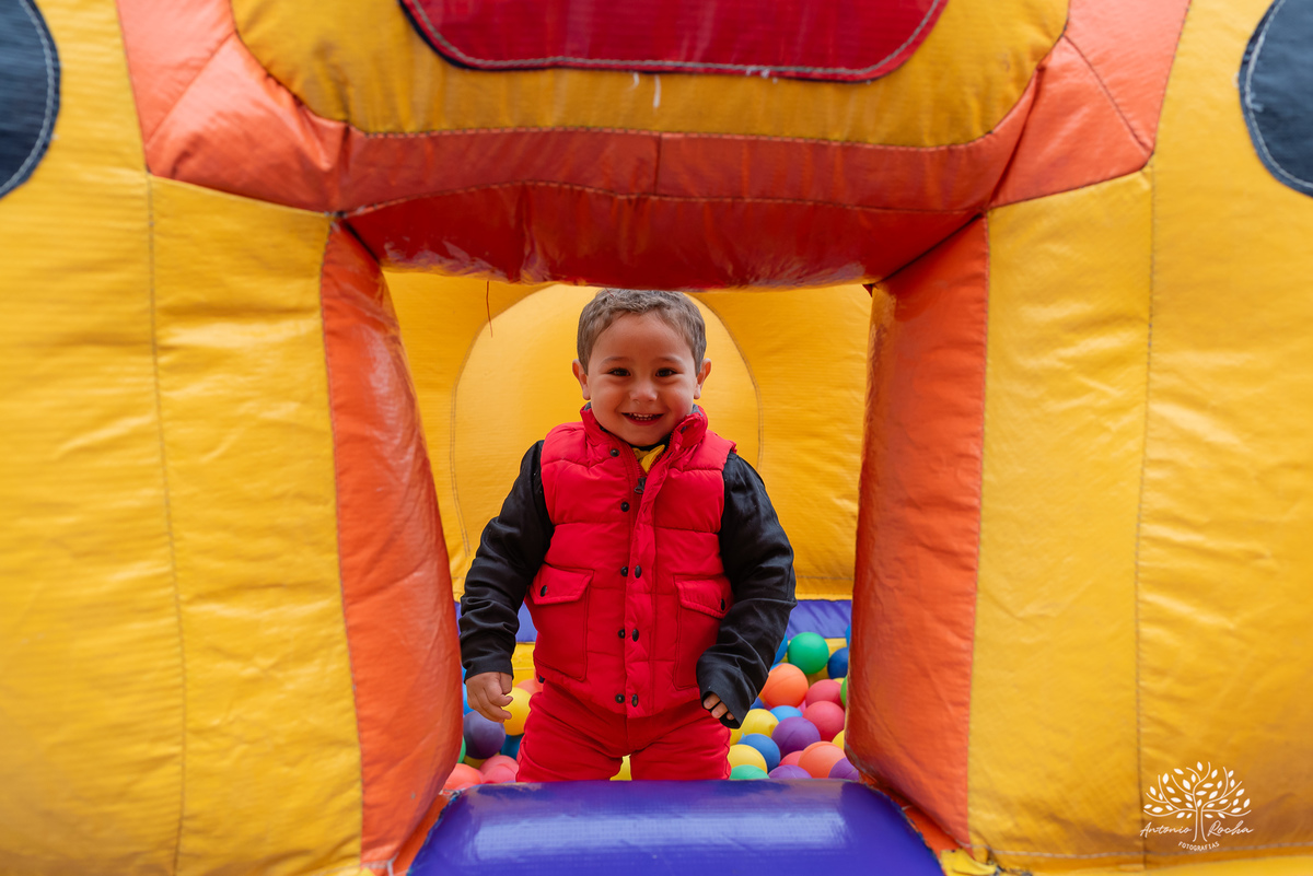 Festa Infantil-2 anos-Gustavo-Antonio Rocha Fotografias-primeiro aninho-brinquedos infláveis-festa íntima-caixa de areia-brinquedos-aniversariante-amigos da vizinhança-pracinha do condomínio-Pelotas-Mickey-escorrega-parabéns-bolo de aniversário-Pelotas