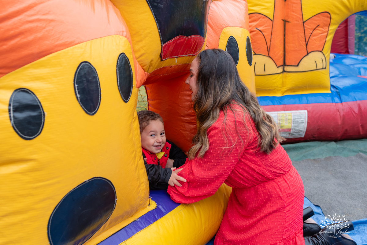 Festa Infantil-2 anos-Gustavo-Antonio Rocha Fotografias-primeiro aninho-brinquedos infláveis-festa íntima-caixa de areia-brinquedos-aniversariante-amigos da vizinhança-pracinha do condomínio-Pelotas-Mickey-escorrega-parabéns-bolo de aniversário-Pelotas