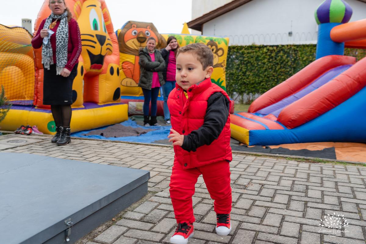 Festa Infantil-2 anos-Gustavo-Antonio Rocha Fotografias-primeiro aninho-brinquedos infláveis-festa íntima-caixa de areia-brinquedos-aniversariante-amigos da vizinhança-pracinha do condomínio-Pelotas-Mickey-escorrega-parabéns-bolo de aniversário-Pelotas