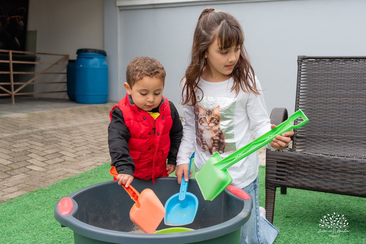 Festa Infantil-2 anos-Gustavo-Antonio Rocha Fotografias-primeiro aninho-brinquedos infláveis-festa íntima-caixa de areia-brinquedos-aniversariante-amigos da vizinhança-pracinha do condomínio-Pelotas-Mickey-escorrega-parabéns-bolo de aniversário-Pelotas