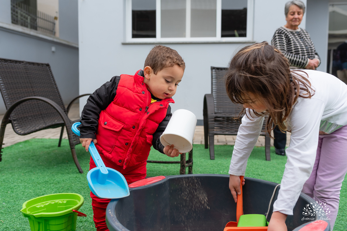 Festa Infantil-2 anos-Gustavo-Antonio Rocha Fotografias-primeiro aninho-brinquedos infláveis-festa íntima-caixa de areia-brinquedos-aniversariante-amigos da vizinhança-pracinha do condomínio-Pelotas-Mickey-escorrega-parabéns-bolo de aniversário-Pelotas