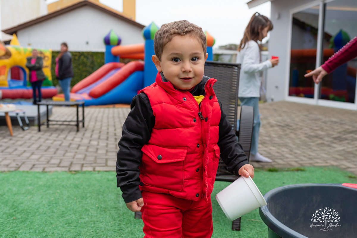 Festa Infantil-2 anos-Gustavo-Antonio Rocha Fotografias-primeiro aninho-brinquedos infláveis-festa íntima-caixa de areia-brinquedos-aniversariante-amigos da vizinhança-pracinha do condomínio-Pelotas-Mickey-escorrega-parabéns-bolo de aniversário-Pelotas