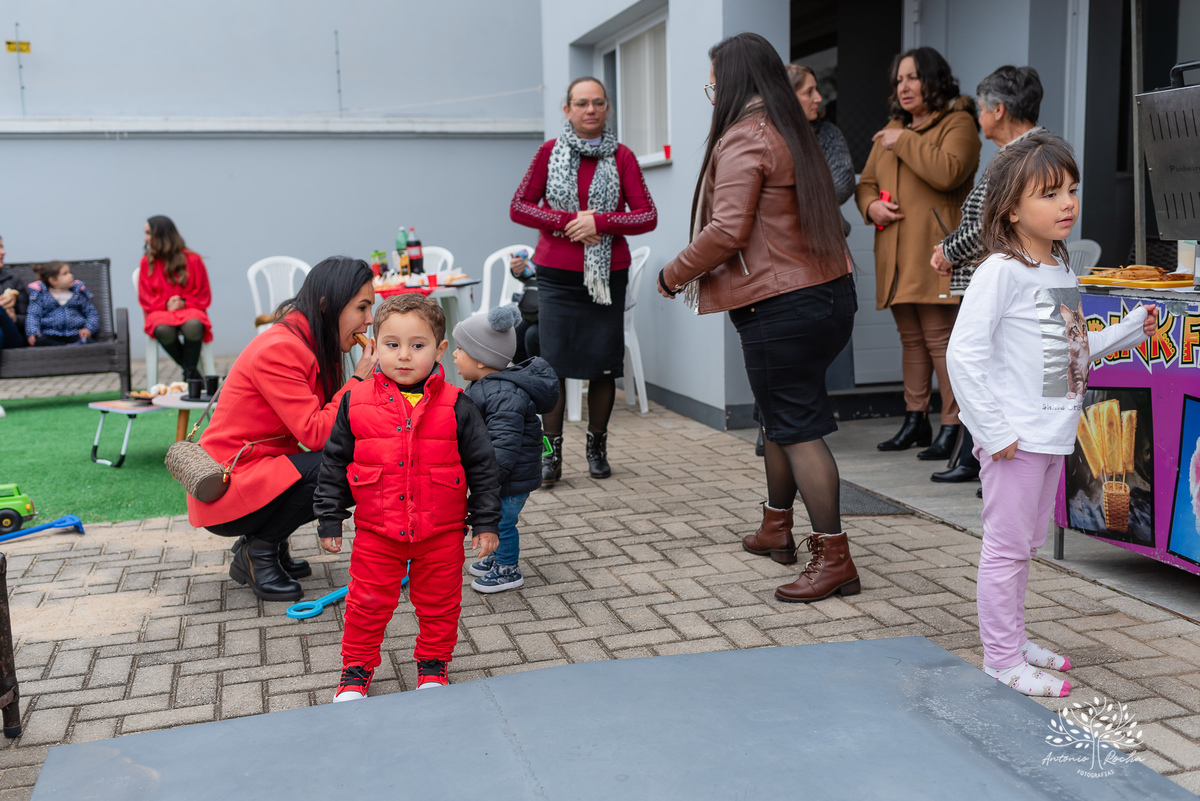 Festa Infantil-2 anos-Gustavo-Antonio Rocha Fotografias-primeiro aninho-brinquedos infláveis-festa íntima-caixa de areia-brinquedos-aniversariante-amigos da vizinhança-pracinha do condomínio-Pelotas-Mickey-escorrega-parabéns-bolo de aniversário-Pelotas