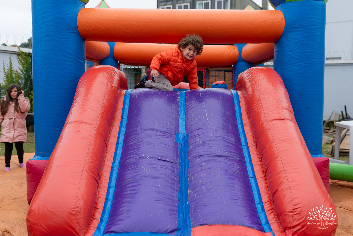 Festa Infantil-2 anos-Gustavo-Antonio Rocha Fotografias-primeiro aninho-brinquedos infláveis-festa íntima-caixa de areia-brinquedos-aniversariante-amigos da vizinhança-pracinha do condomínio-Pelotas-Mickey-escorrega-parabéns-bolo de aniversário-Pelotas