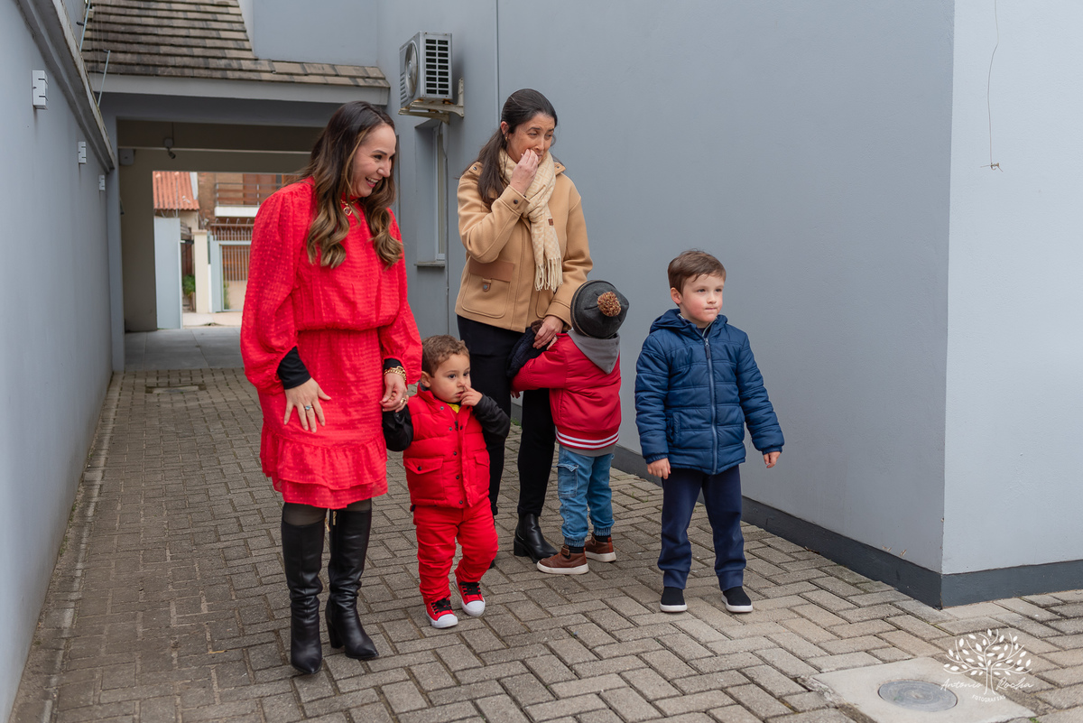 Festa Infantil-2 anos-Gustavo-Antonio Rocha Fotografias-primeiro aninho-brinquedos infláveis-festa íntima-caixa de areia-brinquedos-aniversariante-amigos da vizinhança-pracinha do condomínio-Pelotas-Mickey-escorrega-parabéns-bolo de aniversário-Pelotas