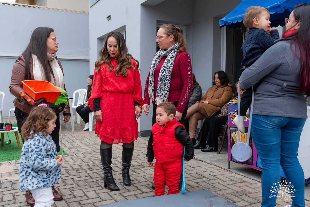 Festa Infantil-2 anos-Gustavo-Antonio Rocha Fotografias-primeiro aninho-brinquedos infláveis-festa íntima-caixa de areia-brinquedos-aniversariante-amigos da vizinhança-pracinha do condomínio-Pelotas-Mickey-escorrega-parabéns-bolo de aniversário-Pelotas