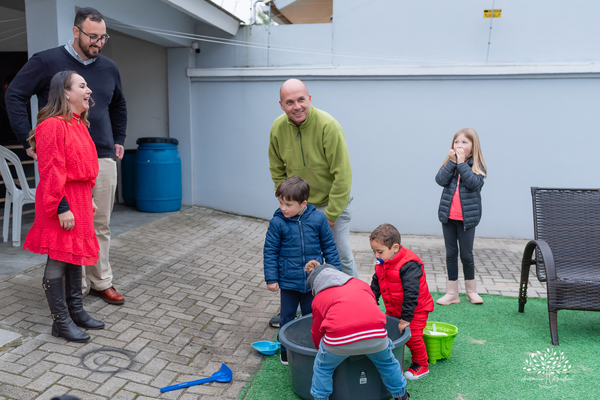 Festa Infantil-2 anos-Gustavo-Antonio Rocha Fotografias-primeiro aninho-brinquedos infláveis-festa íntima-caixa de areia-brinquedos-aniversariante-amigos da vizinhança-pracinha do condomínio-Pelotas-Mickey-escorrega-parabéns-bolo de aniversário-Pelotas