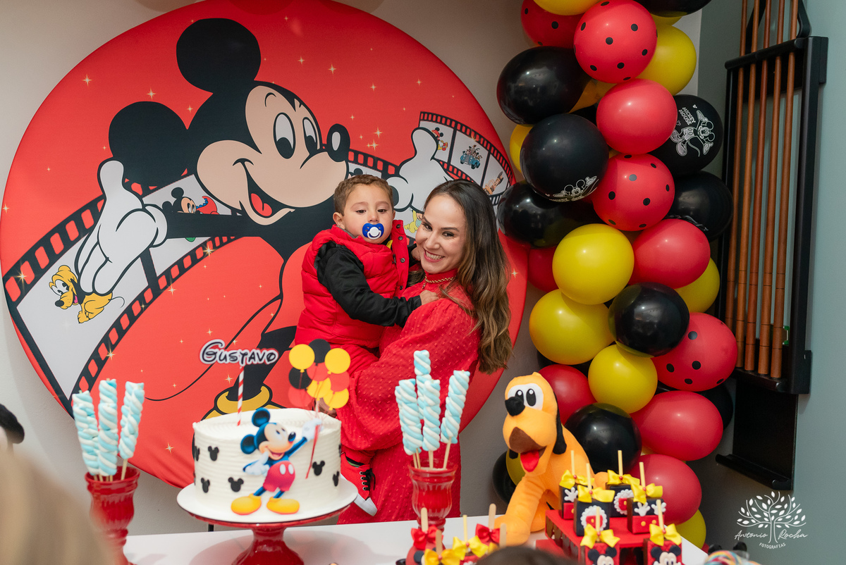Festa Infantil-2 anos-Gustavo-Antonio Rocha Fotografias-primeiro aninho-brinquedos infláveis-festa íntima-caixa de areia-brinquedos-aniversariante-amigos da vizinhança-pracinha do condomínio-Pelotas-Mickey-escorrega-parabéns-bolo de aniversário-Pelotas