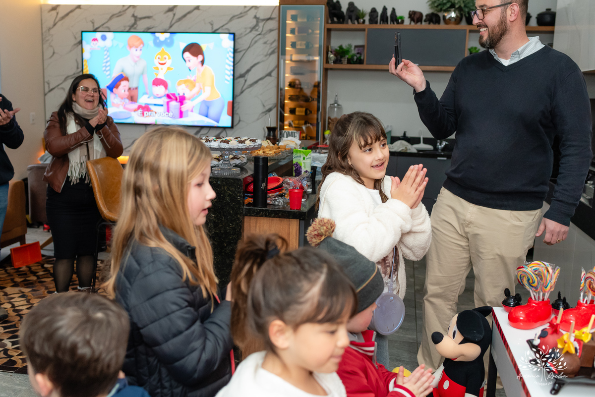 Festa Infantil-2 anos-Gustavo-Antonio Rocha Fotografias-primeiro aninho-brinquedos infláveis-festa íntima-caixa de areia-brinquedos-aniversariante-amigos da vizinhança-pracinha do condomínio-Pelotas-Mickey-escorrega-parabéns-bolo de aniversário-Pelotas
