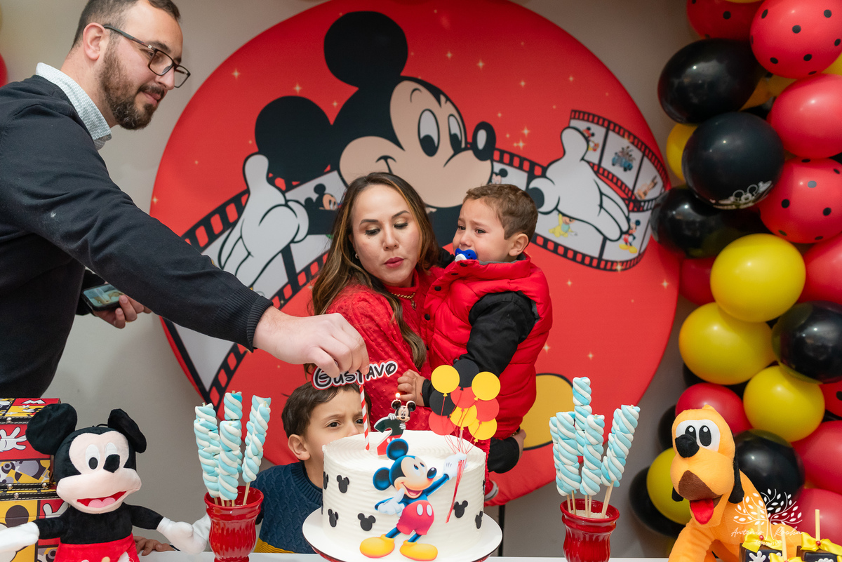 Festa Infantil-2 anos-Gustavo-Antonio Rocha Fotografias-primeiro aninho-brinquedos infláveis-festa íntima-caixa de areia-brinquedos-aniversariante-amigos da vizinhança-pracinha do condomínio-Pelotas-Mickey-escorrega-parabéns-bolo de aniversário-Pelotas