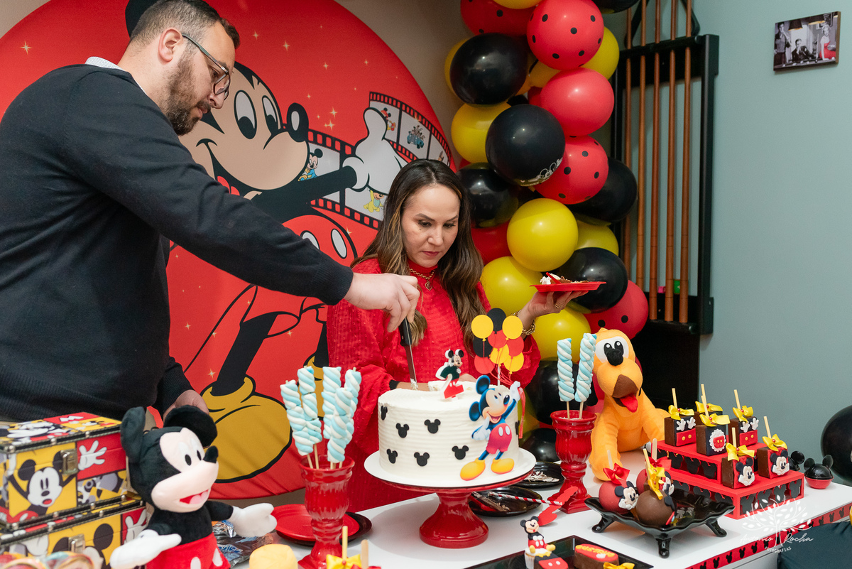 Festa Infantil-2 anos-Gustavo-Antonio Rocha Fotografias-primeiro aninho-brinquedos infláveis-festa íntima-caixa de areia-brinquedos-aniversariante-amigos da vizinhança-pracinha do condomínio-Pelotas-Mickey-escorrega-parabéns-bolo de aniversário-Pelotas