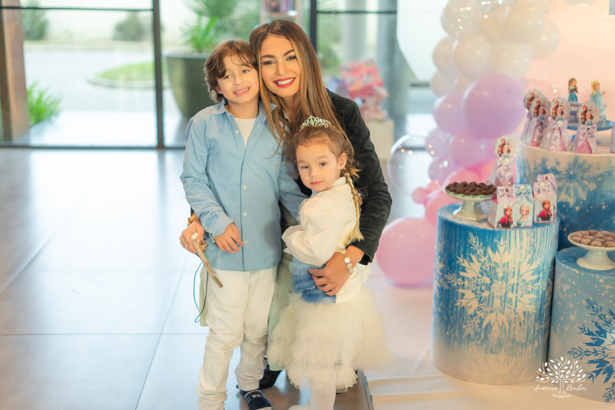 Aniversário - Bhella - 4 anos - Frozen - Família - Amigos - Cidade natal - Theo - Kifuzarka - Elsa - Anna - Castelo - Decoração - Parabéns - Personalidade - Presentes - Thor - Ana Raphaela-Fotografia - Antonio Rocha Fotografias-Becker-Pelotas
