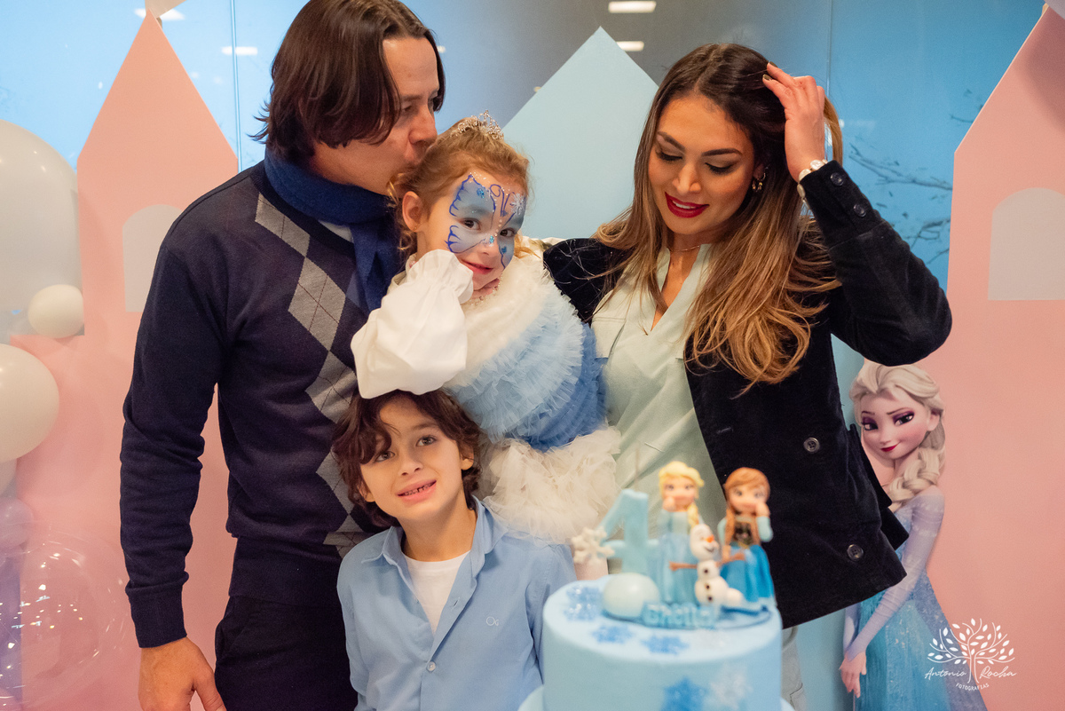 Aniversário - Bhella - 4 anos - Frozen - Família - Amigos - Cidade natal - Theo - Kifuzarka - Elsa - Anna - Castelo - Decoração - Parabéns - Personalidade - Presentes - Thor - Ana Raphaela-Fotografia - Antonio Rocha Fotografias-Becker-Pelotas