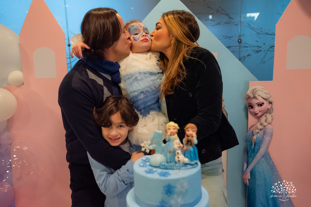Aniversário - Bhella - 4 anos - Frozen - Família - Amigos - Cidade natal - Theo - Kifuzarka - Elsa - Anna - Castelo - Decoração - Parabéns - Personalidade - Presentes - Thor - Ana Raphaela-Fotografia - Antonio Rocha Fotografias-Becker-Pelotas