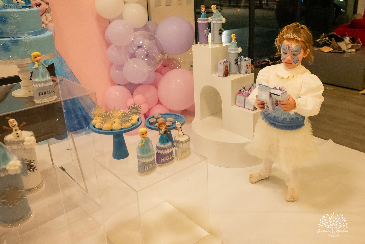 Aniversário - Bhella - 4 anos - Frozen - Família - Amigos - Cidade natal - Theo - Kifuzarka - Elsa - Anna - Castelo - Decoração - Parabéns - Personalidade - Presentes - Thor - Ana Raphaela-Fotografia - Antonio Rocha Fotografias-Becker-Pelotas