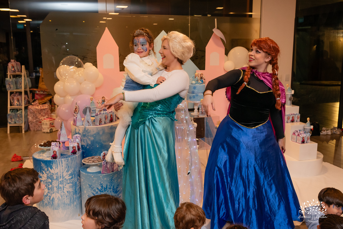 Aniversário - Bhella - 4 anos - Frozen - Família - Amigos - Cidade natal - Theo - Kifuzarka - Elsa - Anna - Castelo - Decoração - Parabéns - Personalidade - Presentes - Thor - Ana Raphaela-Fotografia - Antonio Rocha Fotografias-Becker-Pelotas