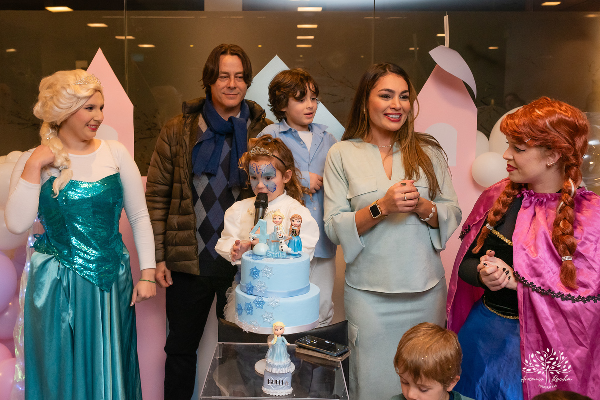 Aniversário - Bhella - 4 anos - Frozen - Família - Amigos - Cidade natal - Theo - Kifuzarka - Elsa - Anna - Castelo - Decoração - Parabéns - Personalidade - Presentes - Thor - Ana Raphaela-Fotografia - Antonio Rocha Fotografias-Becker-Pelotas