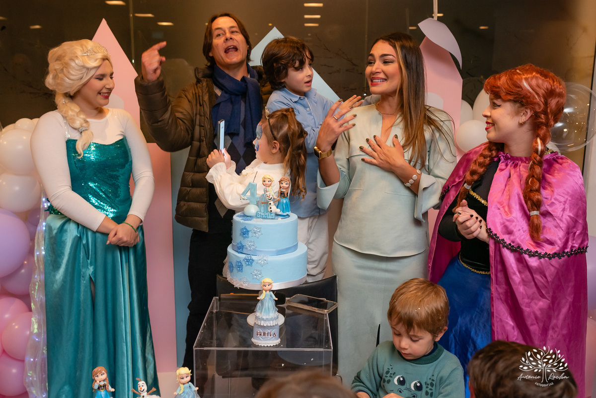 Aniversário - Bhella - 4 anos - Frozen - Família - Amigos - Cidade natal - Theo - Kifuzarka - Elsa - Anna - Castelo - Decoração - Parabéns - Personalidade - Presentes - Thor - Ana Raphaela-Fotografia - Antonio Rocha Fotografias-Becker-Pelotas